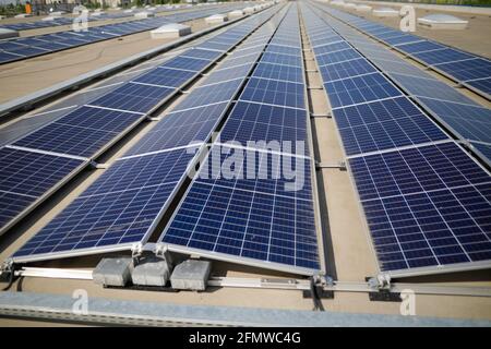 Panneaux solaires industriels sur le toit d'un hypermarché. Banque D'Images