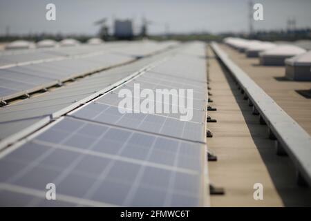 Panneaux solaires industriels sur le toit d'un hypermarché. Banque D'Images