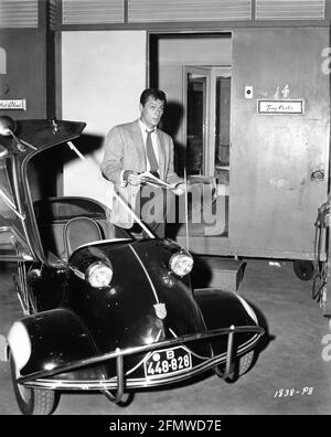 TONY CURTIS sur l'ensemble, en franchise, à côté de son dressing À Universal Studios à Hollywood avec son studio Buggy pendant Tournage de L'HISTOIRE DE MINUIT 1957 réalisateur JOSEPH PEVNEY Universal International Pictures (UI) Banque D'Images