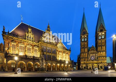 Place du marché de Brême hôtel de ville Dom église Roland en Allemagne à l'heure bleue de nuit repère Banque D'Images