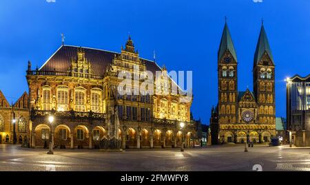 Place du marché de Brême hôtel de ville Dom église Roland vue panoramique En Allemagne à l'heure bleue de nuit repère Banque D'Images