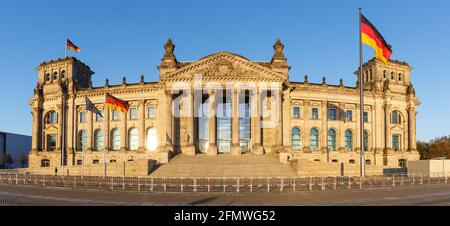 Berlin Reichstag Bundestag Parlement Parlement Gouvernement bâtiment vue panoramique en Allemagne repère Banque D'Images