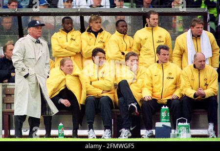 Duisburg Allemagne 15.4.2000, football: Saison Bundesliga 1999/2000, MSV Duisburg (MSV, bleu) vs Borussia Dortmund (BVB) 2:2 - banc Dortmund, chef d'équipe Udo Lattek (à gauche) et assistant Matthias Sammer (2e à partir de la gauche) Banque D'Images