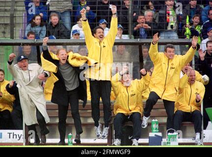 Duisburg Allemagne 15.4.2000, football: Saison Bundesliga 1999/2000, MSV Duisburg (MSV, bleu) vs Borussia Dortmund (BVB) 2:2 - banc Dortmund, chef d'équipe Udo Lattek (à gauche) et assistant Matthias Sammer (2e à partir de la gauche) Banque D'Images