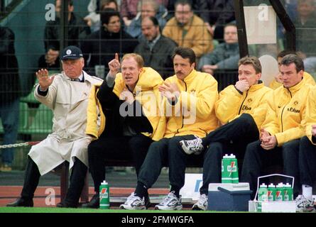 Duisburg Allemagne 15.4.2000, football: Saison Bundesliga 1999/2000, MSV Duisburg (MSV, bleu) vs Borussia Dortmund (BVB) 2:2 - banc Dortmund, chef d'équipe Udo Lattek (à gauche) et assistant Matthias Sammer (2e à partir de la gauche) Banque D'Images