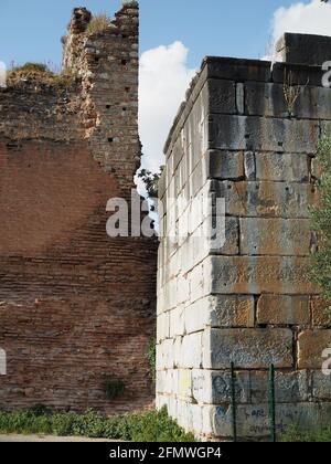 Ruines du mur de ville à Nicaea Banque D'Images