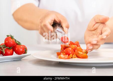 Gros plan des tomates fraîchement coupées déposées sur un plaque Banque D'Images