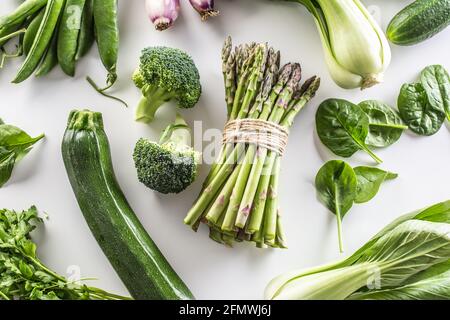 Assortiment de légumes verts frais - Haut de la vue. Banque D'Images