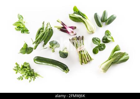 Assortiment de légumes verts frais isolés sur fond blanc. Banque D'Images