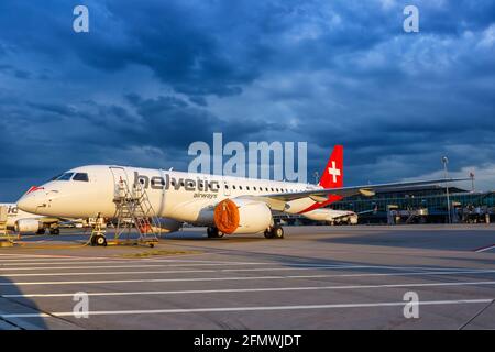 Zurich, Suisse - 22 juillet 2020 : avion Helvetic Airways Embraer 190 E2 à l'aéroport de Zurich (ZRH) en Suisse. Banque D'Images