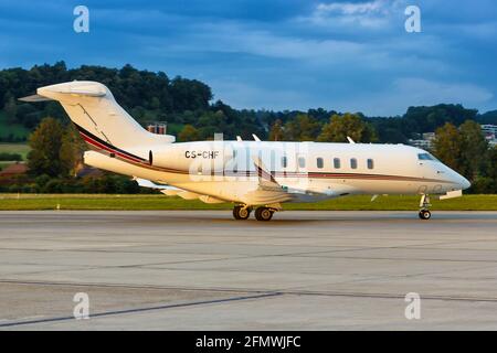 Zurich, Suisse - 22 juillet 2020 : NetJets Europe Bombardier Challenger 350 avion à l'aéroport de Zurich (ZRH) en Suisse. Banque D'Images