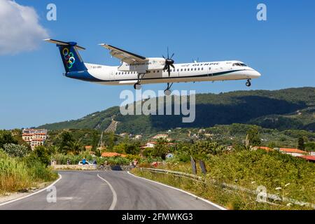 Skiathos, Grèce - 6 juin 2016 : avion DHC-8-400 de l'avion Olympic Air Bombardier à l'aéroport de Skiathos (JSI) en Grèce. Banque D'Images