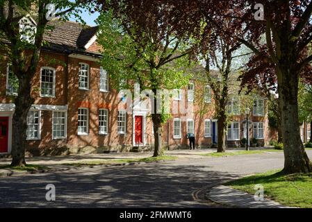 La cause à Horsham, West Sussex, Angleterre. Une jolie route menant de la place du marché à l'église St Marys. Un après-midi au début du printemps. Banque D'Images