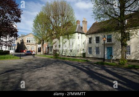 La cause à Horsham, West Sussex, Angleterre. Une jolie route menant de la place du marché à l'église St Marys. Un après-midi au début du printemps. Banque D'Images