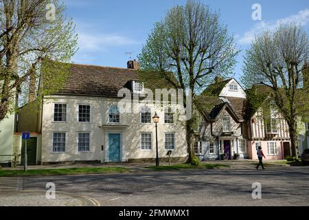 La cause à Horsham, West Sussex, Angleterre. Une jolie route menant de la place du marché à l'église St Marys. Un après-midi au début du printemps. Banque D'Images