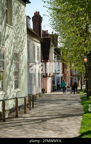 La cause à Horsham, West Sussex, Angleterre. Une jolie route menant de la place du marché à l'église St Marys. Un après-midi au début du printemps. Banque D'Images