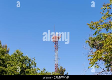 grande tour en acier avec antennes pour les communications Banque D'Images