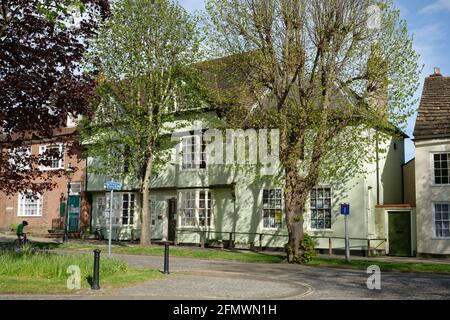 La cause à Horsham, West Sussex, Angleterre. Une jolie route menant de la place du marché à l'église St Marys. Un après-midi au début du printemps. Banque D'Images