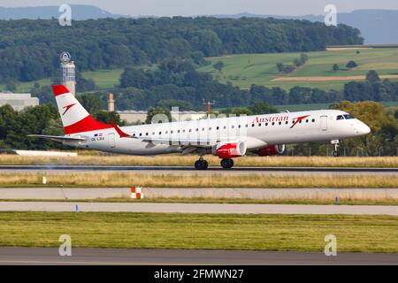 Stuttgart, Allemagne – 19. Juillet 2017 : Austrian Airlines Embraer 195 à l'aéroport de Stuttgart (STR) en Allemagne. Embraer est un fabricant d'avions basé à Banque D'Images