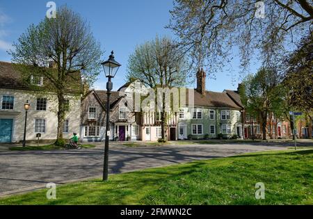 La cause à Horsham, West Sussex, Angleterre. Une jolie route menant de la place du marché à l'église St Marys. Un après-midi au début du printemps. Banque D'Images