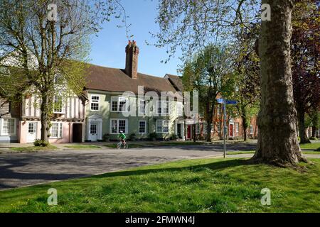 La cause à Horsham, West Sussex, Angleterre. Une jolie route menant de la place du marché à l'église St Marys. Un après-midi au début du printemps. Banque D'Images