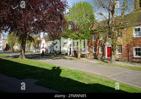 La cause à Horsham, West Sussex, Angleterre. Une jolie route menant de la place du marché à l'église St Marys. Un après-midi au début du printemps. Banque D'Images