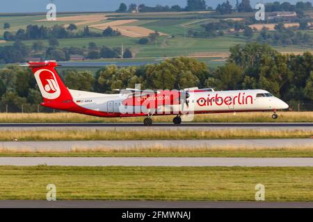 Stuttgart, Allemagne – 19. Juillet 2017: Air Berlin Bombardier DHC-8-400 à l'aéroport de Stuttgart (STR) en Allemagne. Banque D'Images