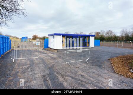 Construire une parcelle de terrain avec une salle d'exposition de bureau de vente pour un avenir Développement du logement au Royaume-Uni Banque D'Images