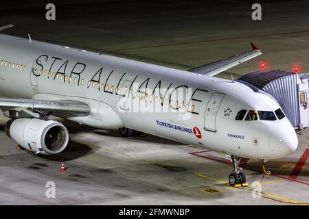 Stuttgart, Allemagne – 27. Octobre 2017 : Turkish Airlines Airbus A321 à l'aéroport de Stuttgart (STR) en Allemagne. Banque D'Images