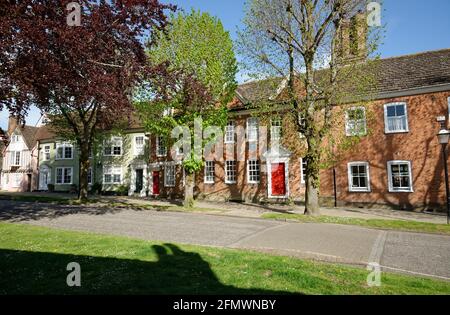 La cause à Horsham, West Sussex, Angleterre. Une jolie route menant de la place du marché à l'église St Marys. Un après-midi au début du printemps. Banque D'Images