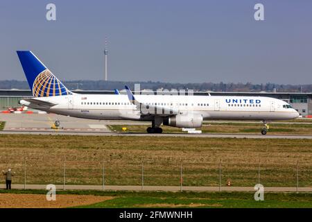 Stuttgart, Allemagne – 30. Mars 2014 : Boeing 757 de United Airlines à l'aéroport de Stuttgart (STR) en Allemagne. Banque D'Images