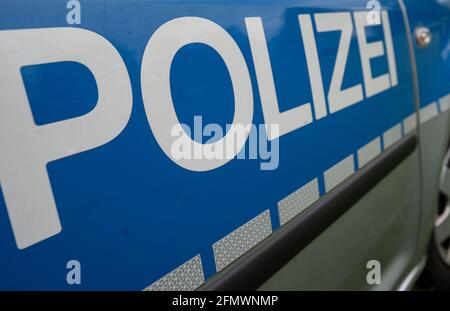 Stuttgart, Allemagne. 06e mai 2021. Le mot Polizei peut être vu sur la carrosserie d'un Volkswagen Caddy Diesel (norme Euro 5 avec première inscription en mai 2015) appartenant à l'équipe de police de Stuttgart. Credit: Marijan Murat/dpa/Alamy Live News Banque D'Images