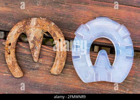 Vieux fer à cheval rouillé et fer à cheval moderne en plastique matériau composite offrant une meilleure absorption des chocs et un meilleur soutien thérapeutique pour le Banque D'Images