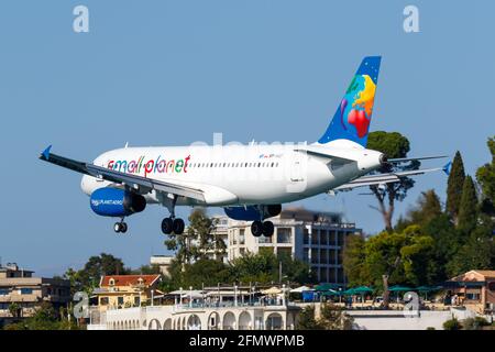 Corfou, Grèce – 16. Septembre 2017: Small Planet Airbus A320 à l'aéroport de Corfou (CFU) en Grèce. Airbus est un fabricant d'avions de Toulouse, Franc Banque D'Images
