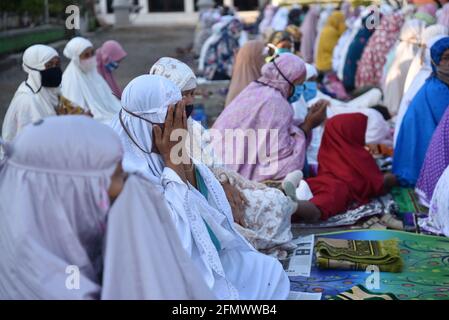 Majalengka, West Java, Indonésie - 31 juillet 2020 : une femme musulmane indonésienne assiste émotionnellement aux prières d'Eid Al-Adha dans une cour d'une mosquée locale Banque D'Images