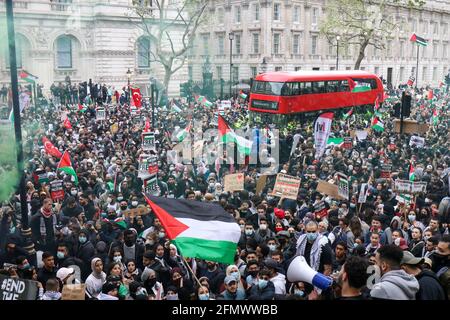 Londres, Royaume-Uni. 11 mai 2021. Des manifestants de la Palestine libre s'affrontent à la police lors de la manifestation Save Sheikh Jarrah à Whitehall, Londres, le mardi 11 mai 2021. Crédit : Lucy North/Alamy Live News Banque D'Images