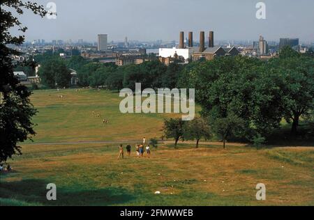 Greenwich Park avec paysage urbain en arrière-plan pendant les années 1980 Banque D'Images