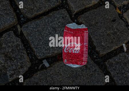 Pilsen, République Tchèque, 1.09.2019 - Coca-Cola aplatie sur un vieux trottoir en pierre Banque D'Images
