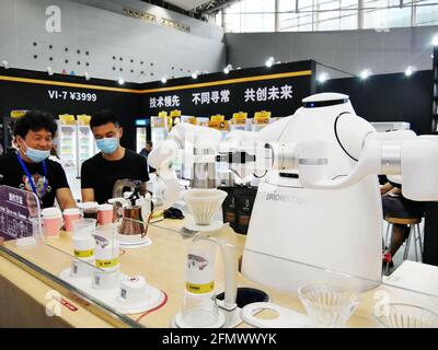 Guangzhou, Guangzhou, Chine. 12 mai 2021. Le 11 mai 2021, Guangzhou, Guangdong, les citoyens regardent le robot voler vers lui. 11 mai 2021, Guangzhou, Guangdong, voulez-vous boire une tasse de café faite par un robot pour vous? Au centre de congrès de Pazhou à Guangzhou, un robot de niveau maître faisait du café, attirant de nombreux exposants à regarder. Selon les rapports, ce robot de service peut faire 1 tasse de café en 5 minutes et convient pour des endroits tels que les supermarchés, les immeubles de bureaux, les endroits pittoresques ou les cafés. Crédit : SIPA Asia/ZUMA Wire/Alay Live News Banque D'Images