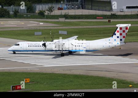 Zurich, Suisse – 29. Juillet 2016 : Croatia Airlines Bombardier DHC-8-400 à l'aéroport de Zurich (ZRH) en Suisse. Banque D'Images