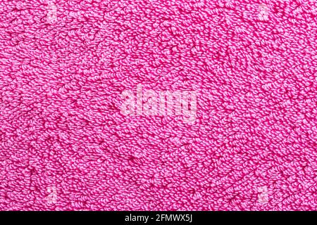 Serviette en tissu éponge rose, fond, gros plan fait à la main Banque D'Images