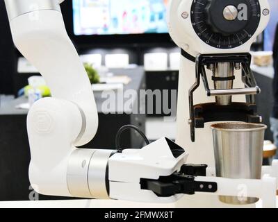 Guangzhou, Guangzhou, Chine. 12 mai 2021. Le 11 mai 2021, à Guangzhou, dans le Guangdong, des robots manipulent de la poudre de café. 11 mai 2021, Guangzhou, Guangdong, voulez-vous boire une tasse de café faite par un robot pour vous? Au centre de congrès de Pazhou à Guangzhou, un robot de niveau maître faisait du café, attirant de nombreux exposants à regarder. Selon les rapports, ce robot de service peut faire 1 tasse de café en 5 minutes et convient pour des endroits tels que les supermarchés, les immeubles de bureaux, les endroits pittoresques ou les cafés. Crédit : SIPA Asia/ZUMA Wire/Alay Live News Banque D'Images