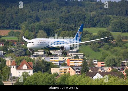 Zurich, Suisse – 5. Août 2017 : Boeing 787-8 d'Oman Air à l'aéroport de Zurich (ZRH) en Suisse. Boeing est un fabricant d'avions basé à Seattl Banque D'Images