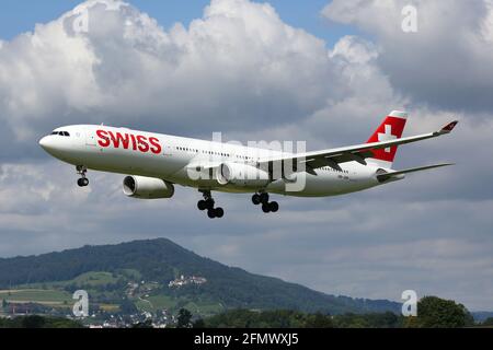 Zurich, Suisse – 29. Juillet 2016 : Swiss Air Lines Airbus A330 à l'aéroport de Zurich (ZRH) en Suisse. Airbus est un fabricant d'avions de Toulo Banque D'Images