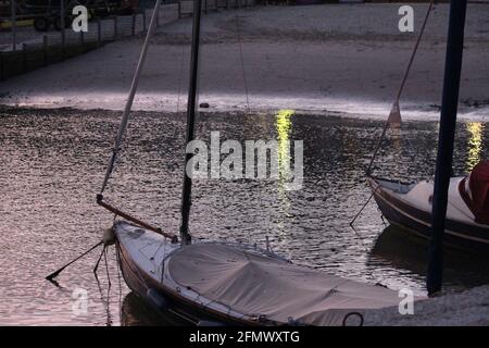 Dans le port de Lyme Regis au crépuscule Banque D'Images