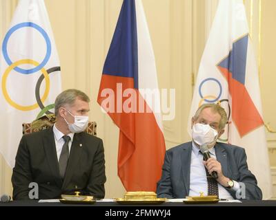 Prague, République tchèque. 12 mai 2021. Jiri Kejval, président du Comité olympique tchèque (COV), à gauche, et Milos Zeman, président tchèque, à droite, ont signé la candidature de l'équipe olympique tchèque aux Jeux olympiques d'hiver de 2022 à Beijing le 12 mai 2021, à Prague, en République tchèque. Crédit : Katerina Sulova/CTK photo/Alamy Live News Banque D'Images