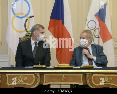 Prague, République tchèque. 12 mai 2021. Jiri Kejval, président du Comité olympique tchèque (COV), à gauche, et Milos Zeman, président tchèque, à droite, ont signé la candidature de l'équipe olympique tchèque aux Jeux olympiques d'hiver de 2022 à Beijing le 12 mai 2021, à Prague, en République tchèque. Crédit : Katerina Sulova/CTK photo/Alamy Live News Banque D'Images