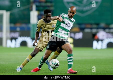 Lisbonne. 11 mai 2021. Joao Mario (R) de Sporting CP vies avec spectacle de Boavista FC lors d'un match de football de la Ligue portugaise au stade Jose Alvalade à Lisbonne, Portugal, le 11 mai 2021. Crédit: Pedro Fiuza/Xinhua/Alay Live News Banque D'Images