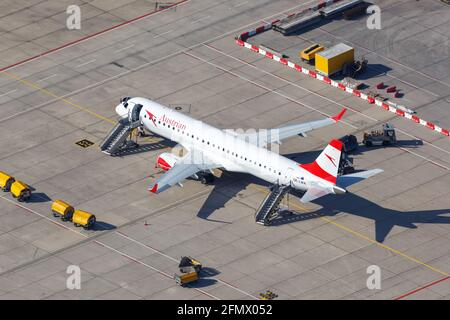 Stuttgart, Allemagne – 2 septembre 2016 : avion Austrian Airlines Embraer 195 à l'aéroport de Stuttgart (STR) en Allemagne. Banque D'Images