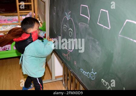 Les élèves de la maternelle participent à des cours dans une école rurale de Xiuning, Anhui, en Chine Banque D'Images